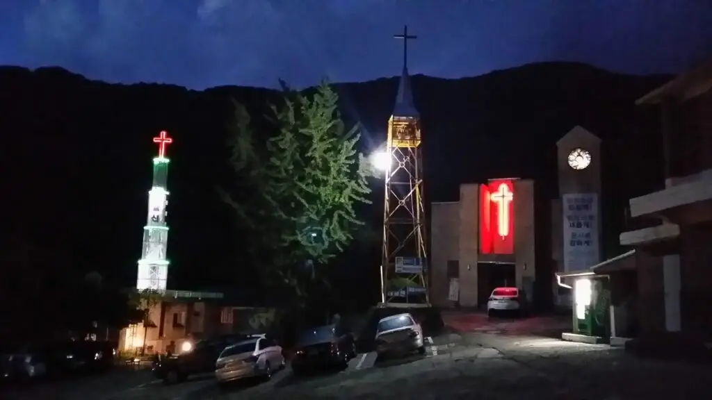 어두운 밤의 교회와 십자가